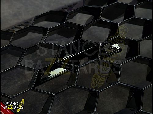 Решетка радиатора без значка JOM Volkswagen Golf 5 поколение (MK5) (1K) (2003-2009) в стиле GTI-Look с сотовой сеткой черная с красной полосой (ABS пластик) с отв под значок, 1K1853653BR Решетка радиатора без значка JOM Volkswagen Golf 5 поколение (MK5) (1K) (2003-2009) в стиле GTI-Look с сотовой сеткой черная с красной полосой (ABS пластик) с отв под значок, 1K1853653BR