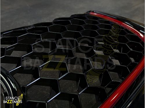 Решетка радиатора без значка JOM Volkswagen Golf 5 поколение (MK5) (1K) (2003-2009) в стиле GTI-Look с сотовой сеткой черная с красной полосой (ABS пластик) с отв под значок, 1K1853653BR Решетка радиатора без значка JOM Volkswagen Golf 5 поколение (MK5) (1K) (2003-2009) в стиле GTI-Look с сотовой сеткой черная с красной полосой (ABS пластик) с отв под значок, 1K1853653BR