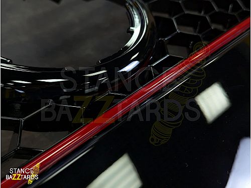Решетка радиатора без значка JOM Volkswagen Golf 5 поколение (MK5) (1K) (2003-2009) в стиле GTI-Look с сотовой сеткой черная с красной полосой (ABS пластик) с отв под значок, 1K1853653BR Решетка радиатора без значка JOM Volkswagen Golf 5 поколение (MK5) (1K) (2003-2009) в стиле GTI-Look с сотовой сеткой черная с красной полосой (ABS пластик) с отв под значок, 1K1853653BR