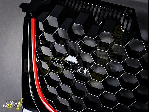 Решетка радиатора без значка JOM Volkswagen Golf 5 поколение (MK5) (1K) (2003-2009) в стиле GTI-Look с сотовой сеткой черная с красной полосой (ABS пластик), 1K1853653BRO Решетка радиатора без значка JOM Volkswagen Golf 5 поколение (MK5) (1K) (2003-2009) в стиле GTI-Look с сотовой сеткой черная с красной полосой (ABS пластик), 1K1853653BRO