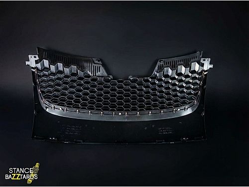 Решетка радиатора без значка JOM Volkswagen Golf 5 поколение (MK5) (1K) (2003-2009) в стиле GTI-Look с сотовой сеткой черная с красной полосой (ABS пластик), 1K1853653BRO Решетка радиатора без значка JOM Volkswagen Golf 5 поколение (MK5) (1K) (2003-2009) в стиле GTI-Look с сотовой сеткой черная с красной полосой (ABS пластик), 1K1853653BRO