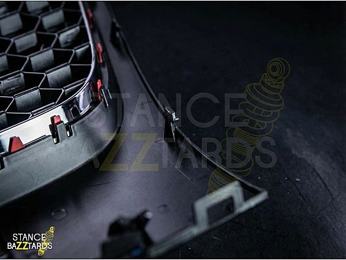 Решетка радиатора без значка JOM Volkswagen Golf 5 поколение (MK5) (1K) (2003-2009) в стиле GTI-Look с сотовой сеткой черная с красной полосой (ABS пластик), 1K1853653BRO Решетка радиатора без значка JOM Volkswagen Golf 5 поколение (MK5) (1K) (2003-2009) в стиле GTI-Look с сотовой сеткой черная с красной полосой (ABS пластик), 1K1853653BRO