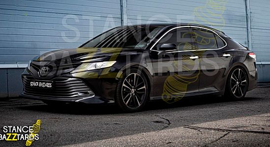 Подвеску с занижением Tein установили на Toyota Camry