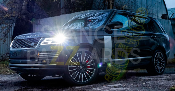 Range Rover на установке кастомных тормозов в нашем сервисе